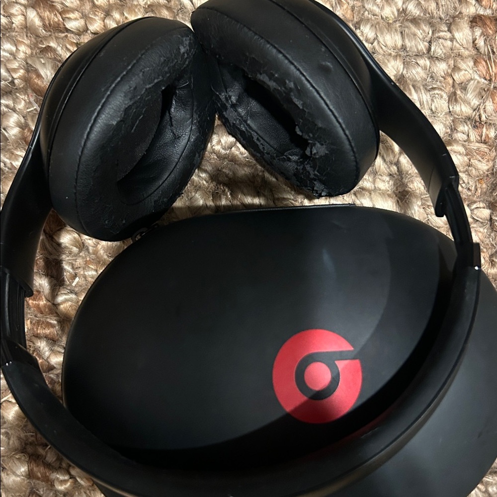 Beats Solo 3 Bluetooth Wireless Over-Ear Headphones - Picture 9 of 10